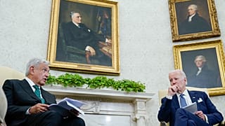 El presidente Joe Biden escucha mientras el presidente mexicano Andrés Manuel López Obrador habla en la Oficina Oval de la Casa Blanca en Washington, 12/7/2022