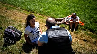 Велогонку пришлось прервать из-за экоактивистов, приклеивших себя к асфальту. Межев, Франция. 12 июля 2022