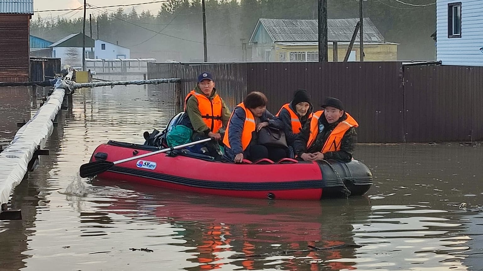 Спасатели в подтопленном селе