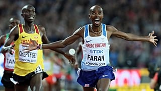 Mo Farah (jobbra) elsőként ért célba a férfi 10 kilométeres síkfutás döntőjében a 2017-es londoni világbajnokságon.