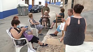 Vecinos de Campo de Criptana salen al fresco al anochecer