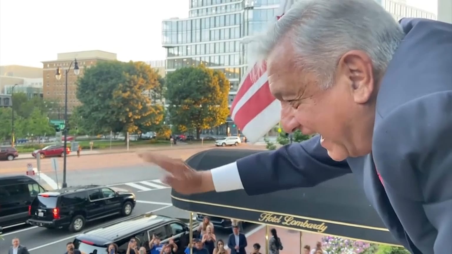 El presidente mexicano, Andrés Manuel López Obrador, se dirige a un grupo de seguidores desde la ventana de su hotel en Washington