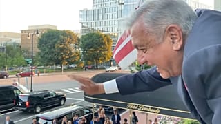 El presidente mexicano, Andrés Manuel López Obrador, se dirige a un grupo de seguidores desde la ventana de su hotel en Washington
