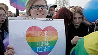 2017'de Rusya'nın St Petersburg kentinde toplanan protestocular homofobiye karşı çağrıda bulunmuştu / Arşiv