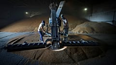 Фермеры сушат зерно в Старобинском районе самопровозглашённой ЛНР, 12 июля 2022 г.