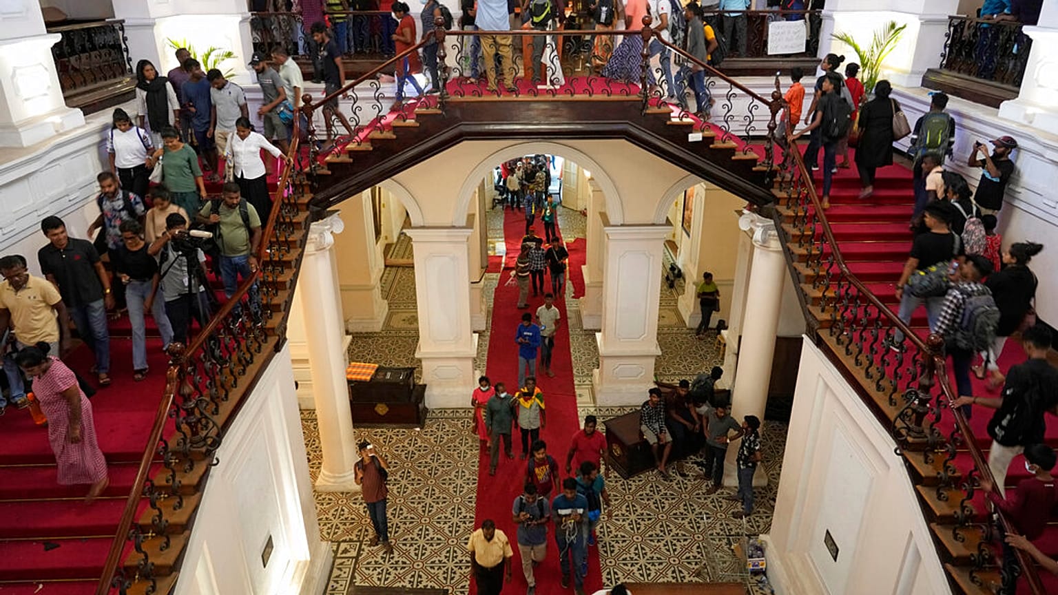 La gente llega a la residencia oficial del presidente Gotabaya Rajapaksa cuatro días después de que fuera asaltada por manifestantes en Colombo, Sri Lanka, el 13 de julio 2022
