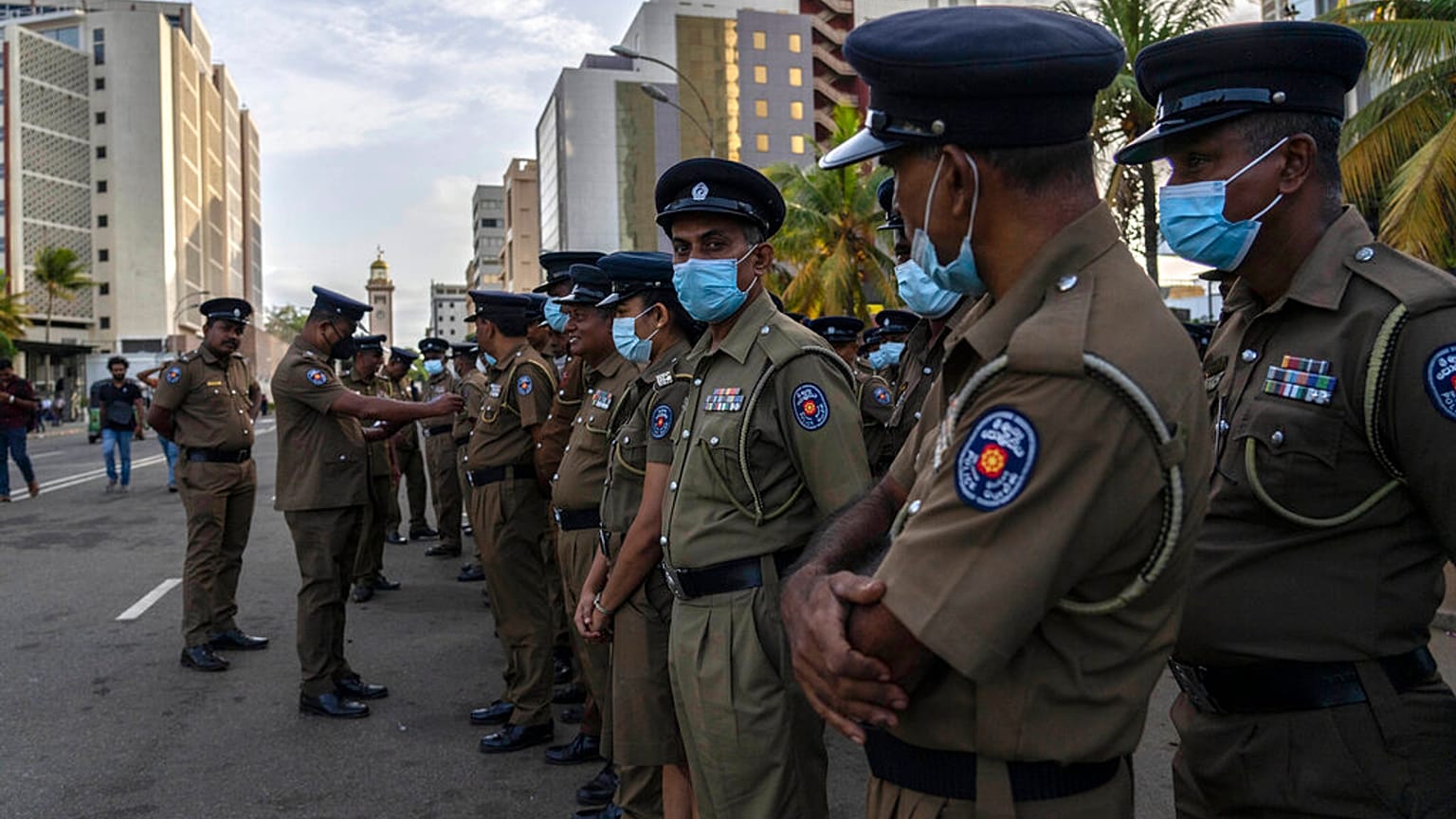 Polizei vor dem Präsidentenpalast in Colombo in Sri Lanka
