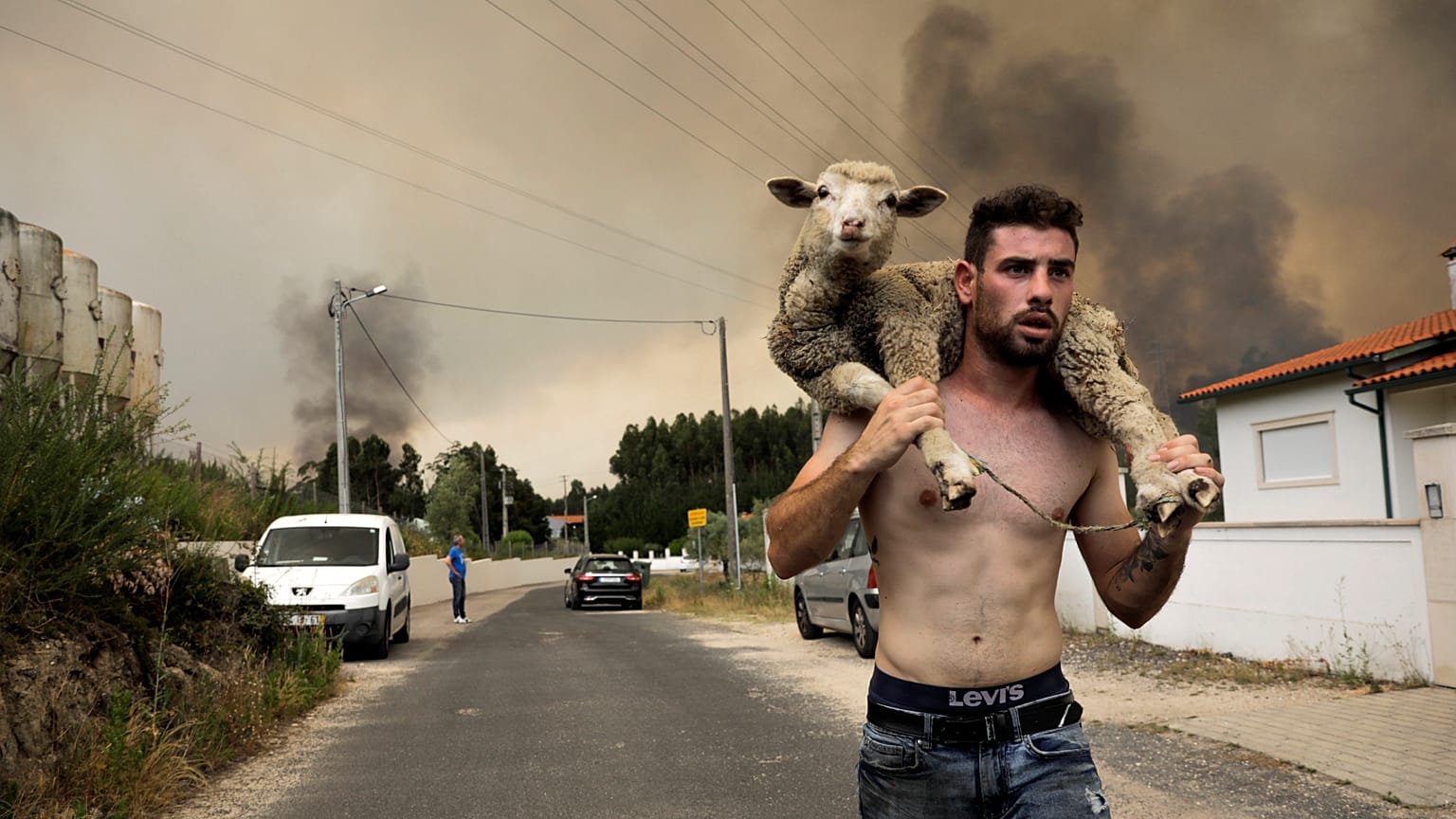 Habitante de un municipio afectado por los incendios en Portugal