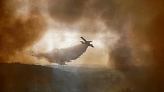 Ein Löschflugzeug bei der Arbeit nahe Casal da Quinta in Portugal