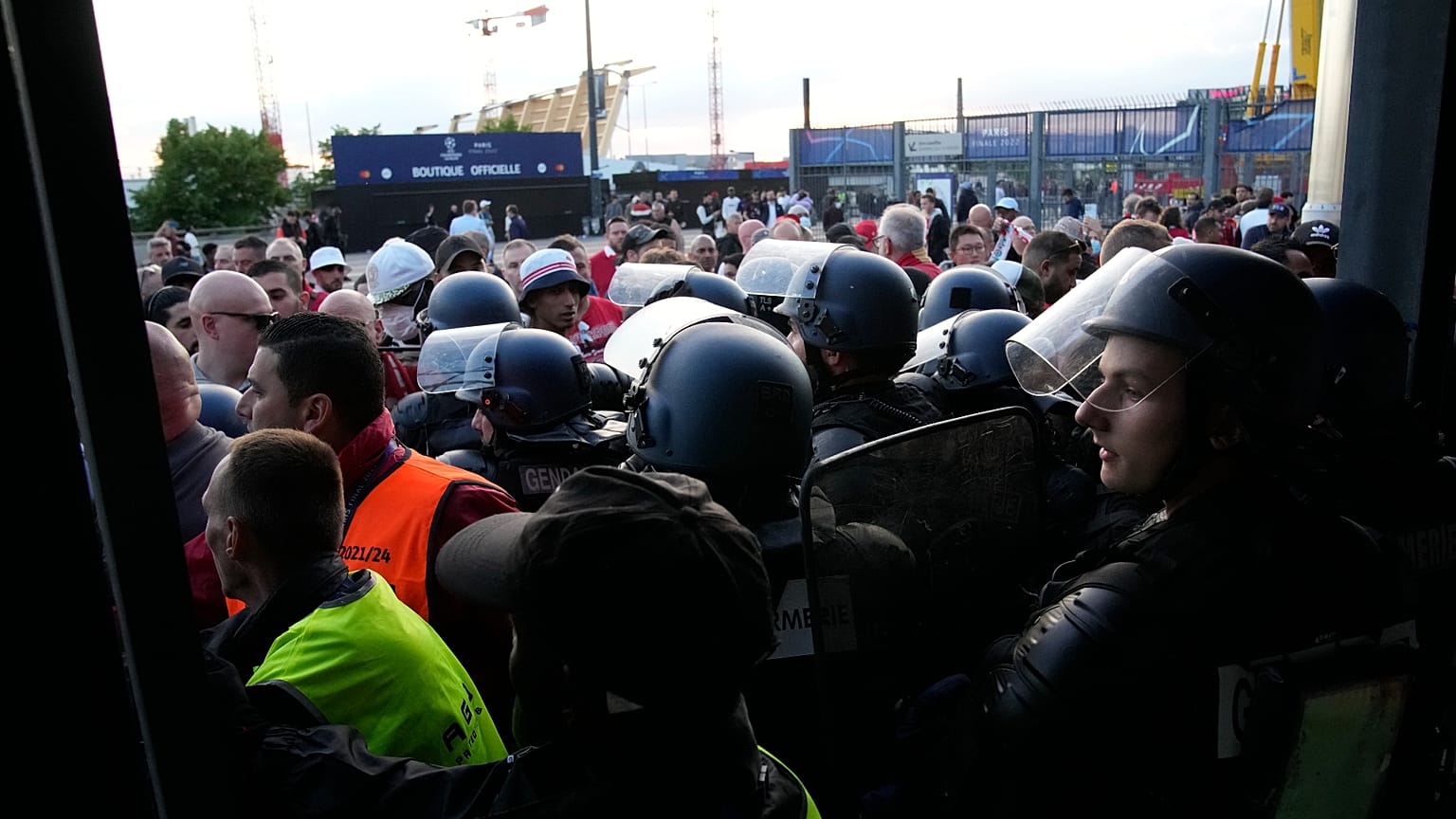 Des policiers surveillent le Stade de France avant la finale de la Ligue des champions entre Liverpool et le Real Madrid, à Saint-Denis près de Paris, samedi 28 mai.