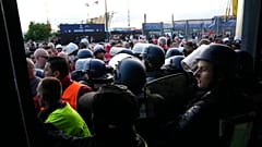 Des policiers surveillent le Stade de France avant la finale de la Ligue des champions entre Liverpool et le Real Madrid, à Saint-Denis près de Paris, samedi 28 mai.