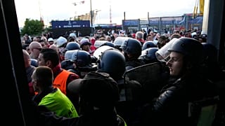 Des policiers surveillent le Stade de France avant la finale de la Ligue des champions entre Liverpool et le Real Madrid, à Saint-Denis près de Paris, samedi 28 mai.