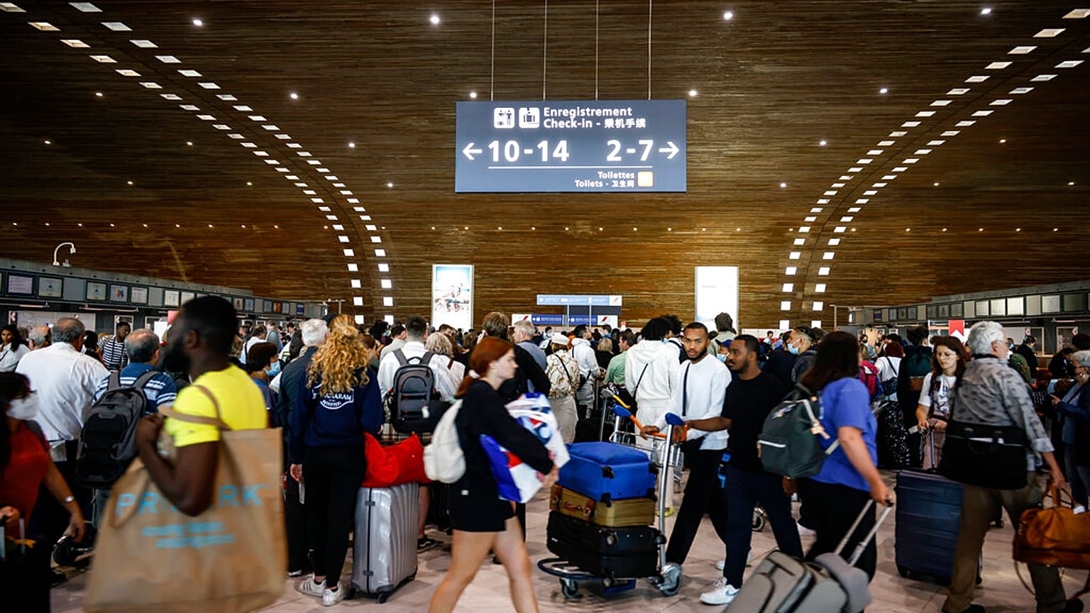 Συνωστισμός στο αεροδρόμιο Σαρλ Ντε Γκολ