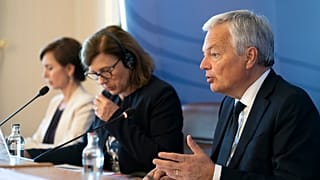 Vera Jourova bizottsági alelnök (középen) és Didier Reynders igazságügyi biztos (jobbra)