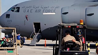 قوات إماراتية في دورية على مدرج أمام طائرة شحن عسكرية في دبي، الأحد، 14 نوفمبر 2021