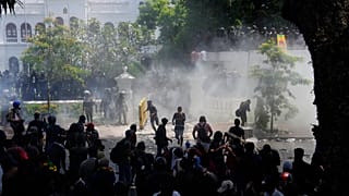 Demonstrierende stürmen den Amssitz des Regierungsschefs in Colombo.