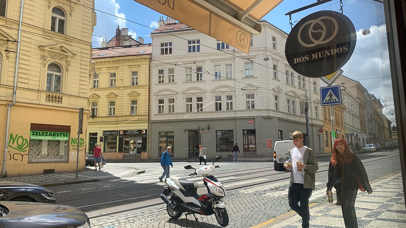 Dos Mundos is an artisan coffee roastery based in the trendy Letná district of Prague. 