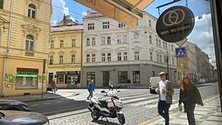Dos Mundos is an artisan coffee roastery based in the trendy Letná district of Prague. 