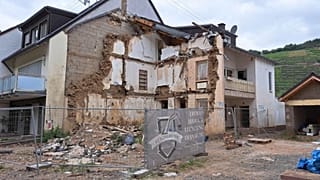 Ein immer noch zerstörtes Haus im Ahrtal