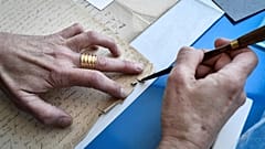 Un restaurador trabaja sobre el manuscrito de Proust