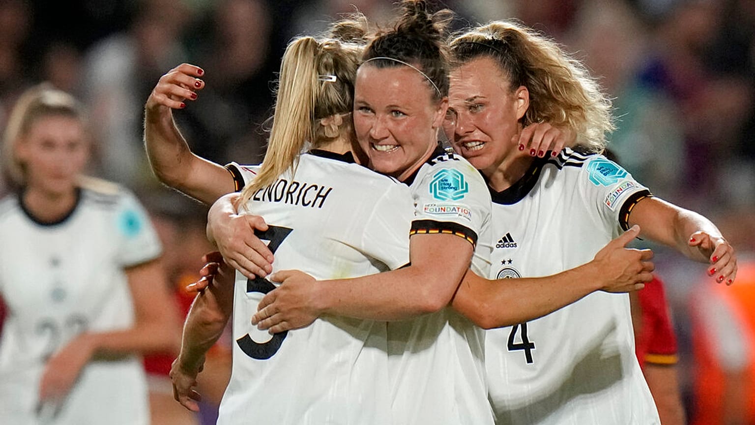 Kathrin-Julia Hendrich, Marina Hegering und Lena Lattwein freuen sich über den Viertelfinaleinzug