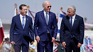 Joe Biden aux côtés du Premier ministre israélien Yair Lapid, à droite, et du président Isaac Herzog, à gauche, après son arrivée en Israël, mercredi 13 juillet.