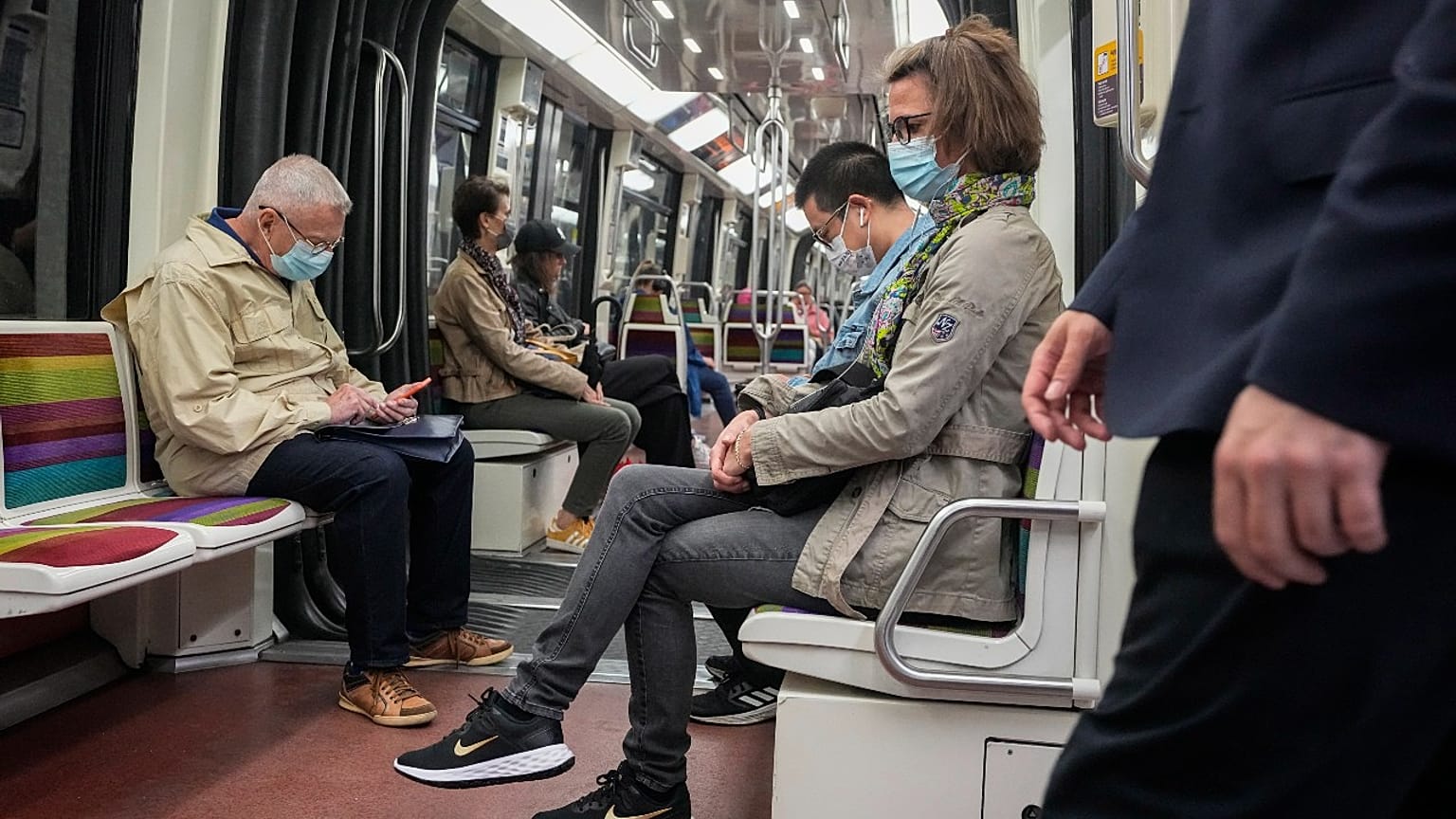Des personnes portant des masques de protection contre le Covid-19 dans le métro à Paris, jeudi 30 juin 2022. 