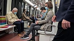 Des personnes portant des masques de protection contre le Covid-19 dans le métro à Paris, jeudi 30 juin 2022. 