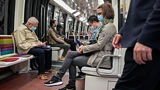 Des personnes portant des masques de protection contre le Covid-19 dans le métro à Paris, jeudi 30 juin 2022. 
