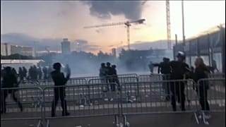 La policía cargó contra aficionados que tenían las entradas en regla