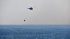 Πυροσβεστικό ελικόπτερο επιχειρεί στην Σάμο