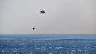 Πυροσβεστικό ελικόπτερο επιχειρεί στην Σάμο