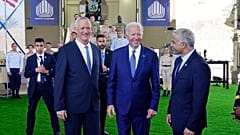 Президент США Джо Байден беседует с министром обороны Бени Ганцем и премьером Израиля Яиром Лапидом. 13 июля 2022 г.