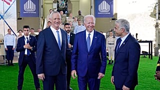 Президент США Джо Байден беседует с министром обороны Бени Ганцем и премьером Израиля Яиром Лапидом. 13 июля 2022 г.
