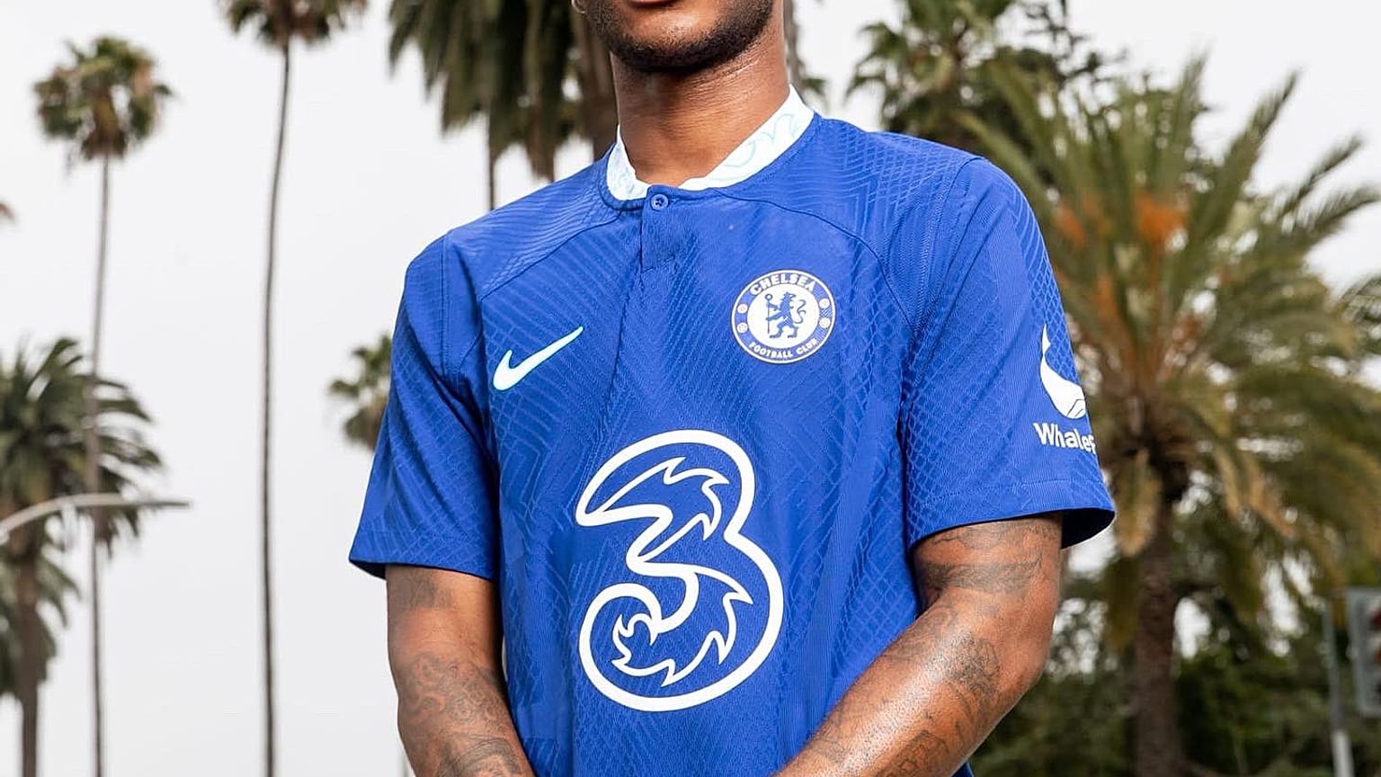 Ο Ραχίμ Στέρλινγκ με τη φανέλα της Τσέλσι