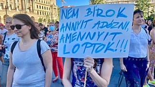 A kata-törvény módosítása elleni pénteki tiltakozás a Parlament előtt