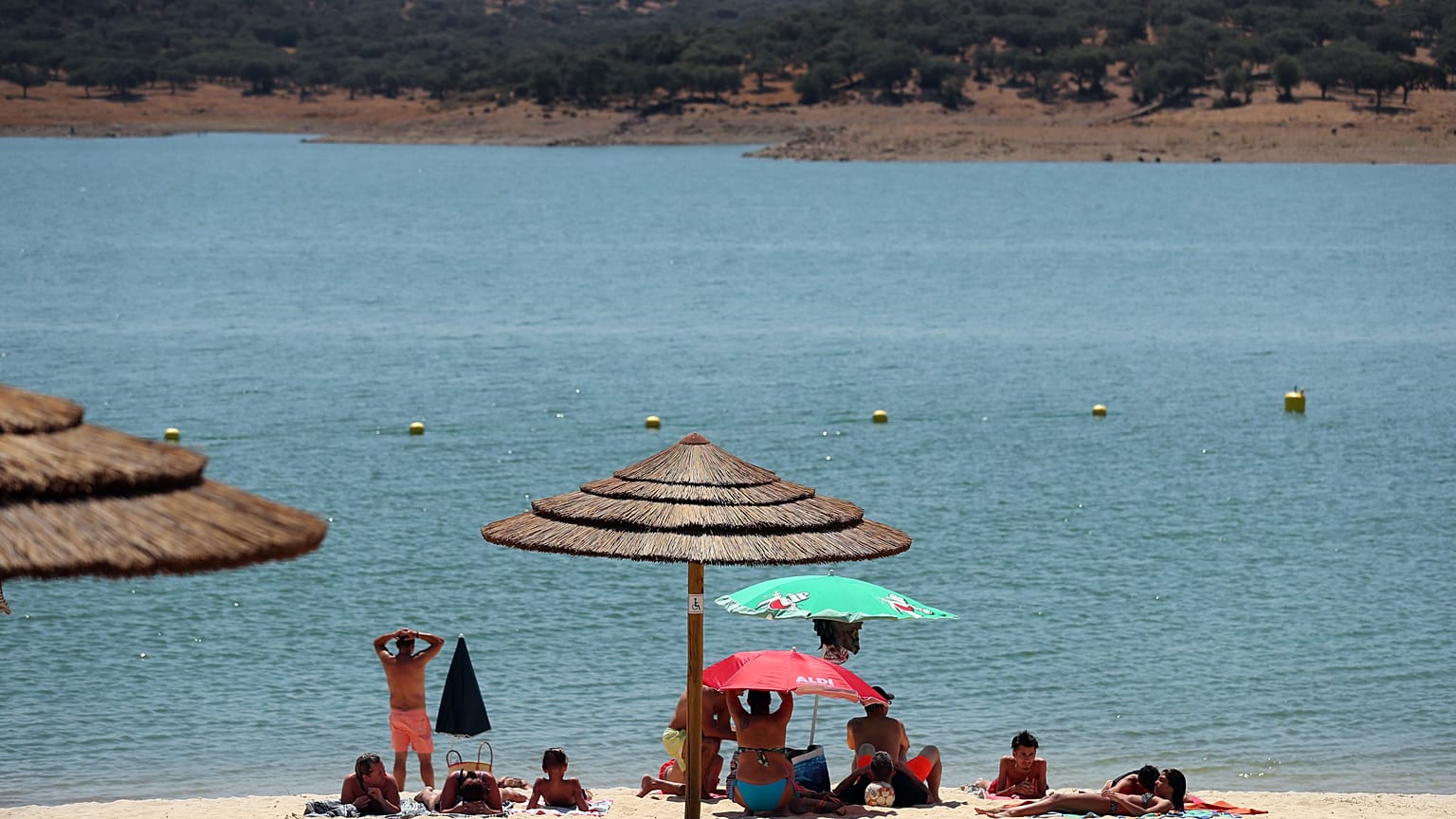 Banhistas na recentemente inaugurada praia fluvial de Azenhas D'el Rei, Alandroal