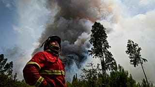 Um bombeiro durante o combate ao incêndio florestal na aldeia do Lavradio, Ourém