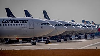 Alman havayolu şirketi Lufthansa'ya ait yolcu uçakları