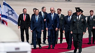 الرئيس الأمريكي جو بايدن خلال مراسم الاستقبال بعد وصوله إلى مطار بن غوريون في تل أبيب، الأربعاء  13 يوليو 2022