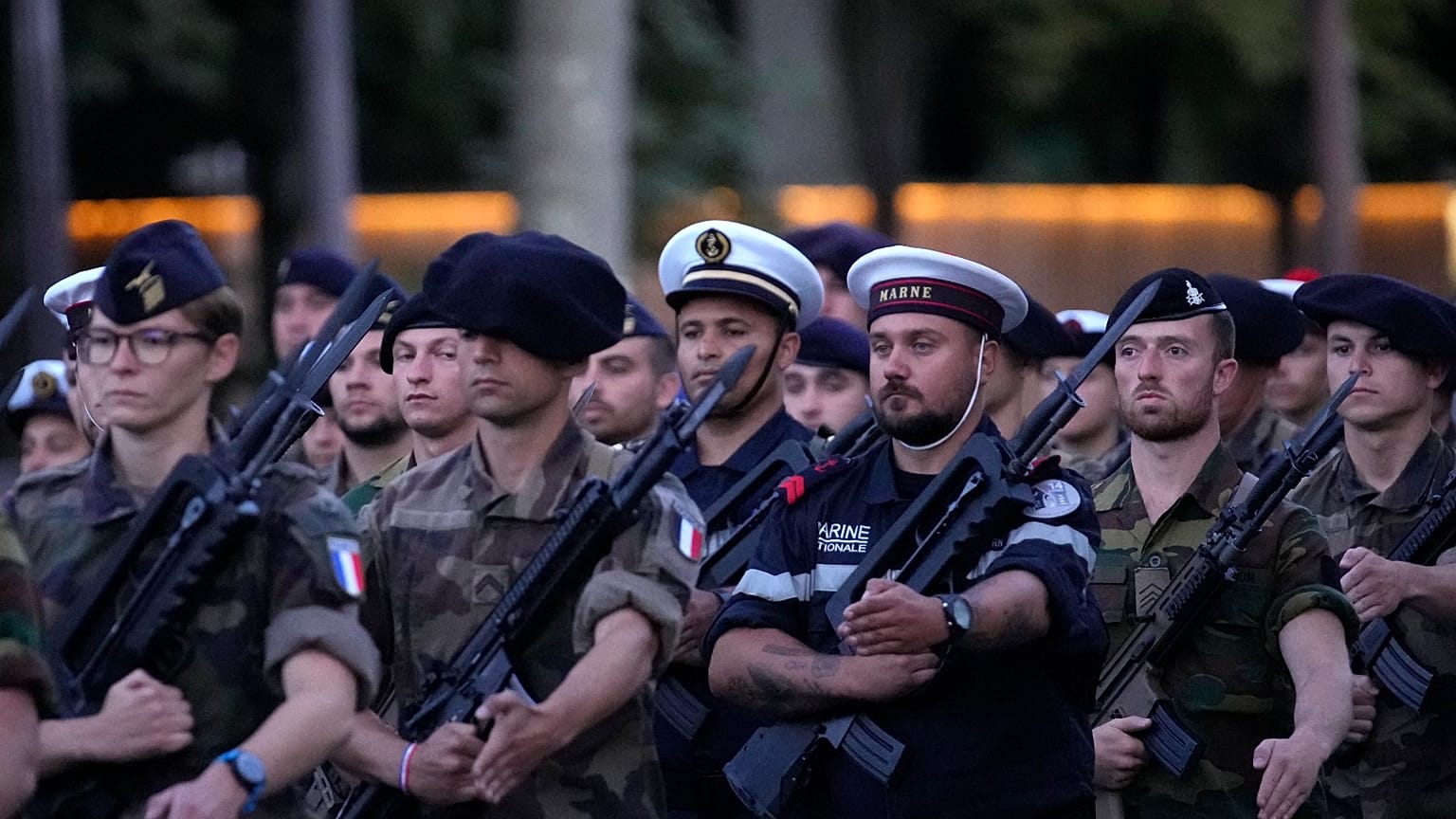 جنود فرنسيون في جادة الشانزليزيه خلال بروفة عرض يوم الباستيل (اليوم الوطني) في باريس، الإثنين 11 يوليو 2022