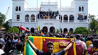 Sri Lanka'da Başbakanlık Ofisi'ni basan protestocular