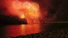 Feu d'artifice au-dessus de la "Baie des anges" à  Nice, sur la côte d'Azur à l'occasion de la Fête nationale - le 13 juillet 2022