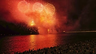 Feu d'artifice au-dessus de la "Baie des anges" à Nice, sur la côte d'Azur à l'occasion de la Fête nationale - le 13 juillet 2022