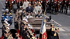 Emmanuel Macron fuhr die Champs-Elysées in einem offenen Militärfahrzeug ab