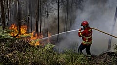 Bombeiro a combater as chamas