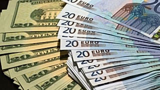 مجموعة من الدولارات وعملات اليورو في صورة توضيحية من أرشيف رويترز