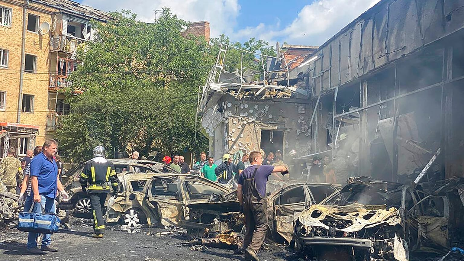 Fotografía facilitada por el Servicio de Emergencias de Ucrania, trabajan en un edificio dañado por un bombardeo, en Vinnytsia, Ucrania.