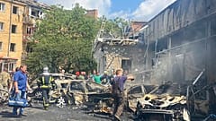 Fotografía facilitada por el Servicio de Emergencias de Ucrania, trabajan en un edificio dañado por un bombardeo, en Vinnytsia, Ucrania.
