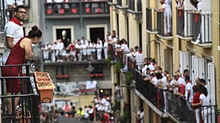 Les habitants au balcon avant le dernier Encierro des fêtes de San Fermin